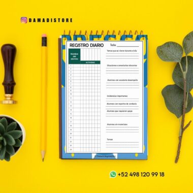 Una hoja de registro diario en un cuaderno de espiral está colocada sobre una superficie amarilla, junto a una planta verde, un sello de lacre negro, un lápiz y los datos de contacto de DAMADISTORE en Instagram y WhatsApp.