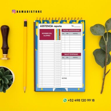 Un colorido cuaderno de control de asistencia con secciones para el nombre del alumno, ausencias justificadas, salidas anticipadas y notas. Un lápiz amarillo, una planta verde y un sello de lacre negro se disponen sobre un fondo amarillo brillante.