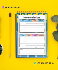 Un cuaderno de espiral azul con una plantilla de horario de clases en español sobre fondo amarillo. Junto a ella, un bolígrafo, hojas verdes, un sello de lacre y la cuenta de la red social @damadistore con un número de WhatsApp.