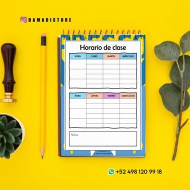 Un cuaderno de espiral azul con una plantilla de horario de clases en español sobre fondo amarillo. Junto a ella, un bolígrafo, hojas verdes, un sello de lacre y la cuenta de la red social @damadistore con un número de WhatsApp.
