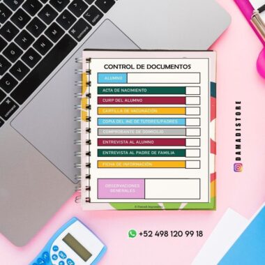 Un cuaderno con una lista de control titulada "CONTROL DE DOCUMENTOS" en la que se enumeran los documentos de los alumnos, colocado sobre un ordenador portátil y carpetas de colores con un bolígrafo verde y un número de teléfono sobre un escritorio rosa.
