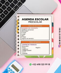 Agenda preescolar encuadernada en espiral sobre un colorido escritorio con teléfono, lápiz óptico y calculadora. La página abierta muestra secciones para información sobre el profesor y la escuela. También se pueden ver los datos de contacto y las direcciones de las redes sociales.