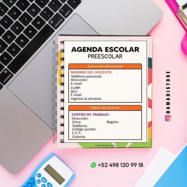 Agenda preescolar encuadernada en espiral sobre un colorido escritorio con teléfono, lápiz óptico y calculadora. La página abierta muestra secciones para información sobre el profesor y la escuela. También se pueden ver los datos de contacto y las direcciones de las redes sociales.