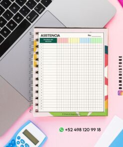 Un cuaderno de espiral con una hoja de asistencia yace abierto sobre un escritorio rosa junto a un ordenador portátil, una calculadora, un bolígrafo azul y notas adhesivas. En la imagen se ve la cuenta de Instagram @damadistore y un número de WhatsApp.