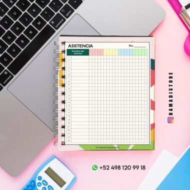 Un cuaderno de espiral con una hoja de asistencia yace abierto sobre un escritorio rosa junto a un ordenador portátil, una calculadora, un bolígrafo azul y notas adhesivas. En la imagen se ve la cuenta de Instagram @damadistore y un número de WhatsApp.