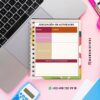 Agenda docente preescolar ciclo 2025-2026 catarina 14 Sobre un ordenador portátil hay un cuaderno de espiral con una colorida plantilla de planificación de actividades. Cerca hay una calculadora azul, una taza de café y un bolígrafo rosa. En la imagen se ven las redes sociales y la información de contacto de WhatsApp.