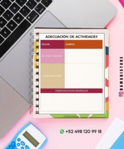 Sobre un ordenador portátil hay un cuaderno de espiral con una colorida plantilla de planificación de actividades. Cerca hay una calculadora azul, una taza de café y un bolígrafo rosa. En la imagen se ven las redes sociales y la información de contacto de WhatsApp.
