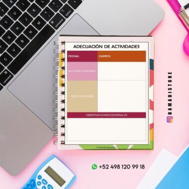 Sobre un ordenador portátil hay un cuaderno de espiral con una colorida plantilla de planificación de actividades. Cerca hay una calculadora azul, una taza de café y un bolígrafo rosa. En la imagen se ven las redes sociales y la información de contacto de WhatsApp.