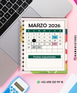 Una agenda en espiral con el calendario de marzo de 2026 descansa sobre un ordenador portátil, rodeada de artículos de papelería, una calculadora azul y un fondo rosa. El día 16 aparece resaltado. Se ven los datos de contacto de WhatsApp e Instagram.