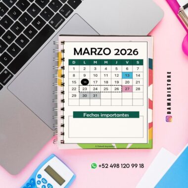Una agenda en espiral con el calendario de marzo de 2026 descansa sobre un ordenador portátil, rodeada de artículos de papelería, una calculadora azul y un fondo rosa. El día 16 aparece resaltado. Se ven los datos de contacto de WhatsApp e Instagram.