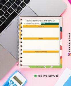 Un cuaderno de espiral con un modelo de reunión para padres está abierto en un ordenador portátil. La página se titula 