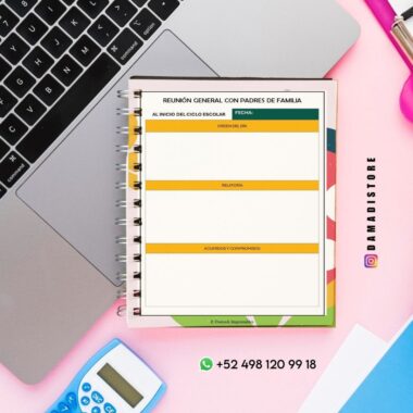 Un cuaderno de espiral con un modelo de reunión para padres está abierto en un ordenador portátil. La página se titula "REUNIÓN GENERAL CON PADRES DE FAMILIA" y tiene apartados para el orden del día, las notas y los acuerdos. Calculadora, teléfono y bolígrafo están cerca.