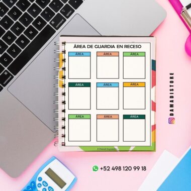 Una página de agenda titulada "ÁREA DE GUARDIA EN RECESO" con una cuadrícula de 3x3 para escribir nombres bajo la etiqueta "ÁREA". La agenda está sobre un escritorio rosa con un ordenador portátil, una calculadora azul y bolígrafos.