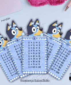 Cinco marcapáginas con la tabla de multiplicar en forma de abanico sobre un escritorio con un portátil, tela rosa y material de escritura de fondo. El texto de la parte inferior dice "Descarga inmediata" y "PDF".