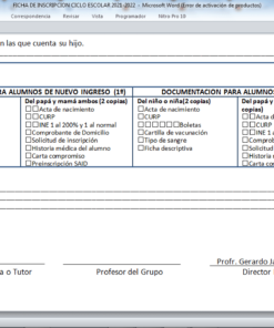Una pantalla de computadora muestra una Cédula de Inscripción en español con secciones para documentar a los estudiantes nuevos y recurrentes, y campos para observaciones. El formulario incluye encabezados para los documentos requeridos y espacios para las firmas del padre/tutor, el maestro y el director de la escuela.