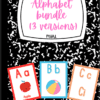 Una cubierta de cuaderno de composición con la etiqueta "Paquete del abecedario (3 versiones)" con tres tarjetas del abecedario en la parte inferior: A con una manzana, B con una pelota de playa y C con una galleta, cada una con bordes de colores.