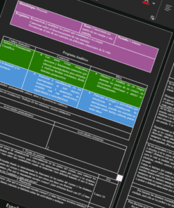 Una pantalla de ordenador inclinada muestra un documento con tablas de colores y bloques de texto en español, con encabezados en morado y verde, y contenido detallado en tablas seccionadas en blanco y azul.
