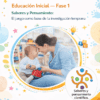 Una mujer y un niño de corta edad juegan juntos en el suelo de una habitación colorida y acogedora para los niños. El texto destaca las rúbricas de evaluación formativa para la educación infantil, centrándose en el conocimiento y el pensamiento a través del juego.
