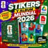 Imagen promocional del álbum de cromos de la Copa Mundial de la FIFA 2026 con la portada del álbum, cromos de futbolistas populares y texto promocionando una versión digital en PDF disponible en Google Drive.