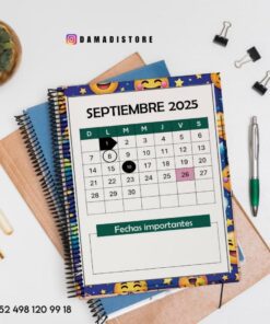 Un calendario para septiembre de 2025 está en un cuaderno con una portada azul con temática emoji. Lo rodean objetos como una planta, bolígrafos y clips. Las fechas importantes están marcadas: 8, 15 y 26. En la parte inferior aparecen los datos de contacto.