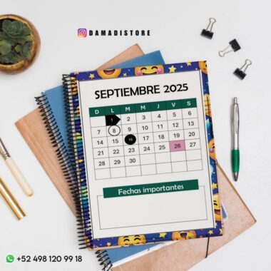 Un calendario para septiembre de 2025 está en un cuaderno con una portada azul con temática emoji. Lo rodean objetos como una planta, bolígrafos y clips. Las fechas importantes están marcadas: 8, 15 y 26. En la parte inferior aparecen los datos de contacto.