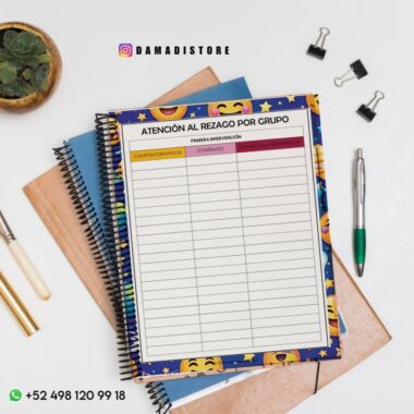 Un colorido portapapeles con un formulario titulado "Atención al rezago por grupo" en español está sobre un escritorio con cuadernos, bolígrafos, lápices, clips de carpeta y una planta. La información de contacto aparece en la esquina inferior izquierda.