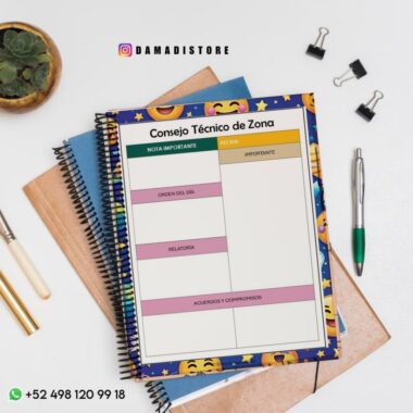 Encima de dos cuadernos de espiral, un bolígrafo, un lápiz, clips de carpeta y una pequeña planta sobre una superficie blanca, hay un bloc de notas de colores titulado "Consejo Técnico de Zona" con secciones para notas, agenda, informe y acuerdos.