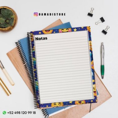 Un bloc de notas con un borde azul de emoji titulado "Notas" descansa sobre cuadernos de espiral, una carpeta marrón y un libro azul. Cerca hay bolígrafos, clips y una pequeña maceta. En la parte inferior aparecen los datos de contacto de WhatsApp.