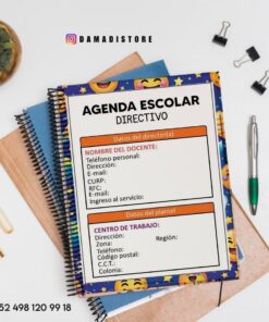 Diseño plano de una agenda escolar encuadernada en espiral con una colorida portada en forma de emoji. La agenda muestra secciones con información sobre el director y la escuela. Alrededor hay cuadernos, clips y una planta verde.