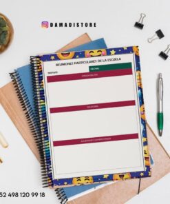 Un formulario de reunión escolar en un portapapeles con bordes de temática emoji, colocado encima de cuadernos de espiral, con bolígrafos, una planta, clips de carpeta e información de contacto a la vista en un escritorio blanco.