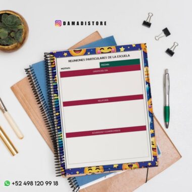 Un formulario de reunión escolar en un portapapeles con bordes de temática emoji, colocado encima de cuadernos de espiral, con bolígrafos, una planta, clips de carpeta e información de contacto a la vista en un escritorio blanco.