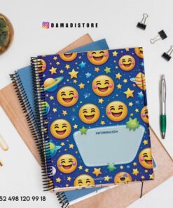 Encima de unas carpetas hay un cuaderno de espiral con un emoji de colores y un planeta en la portada que pone 
