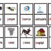 Una cuadrícula de 15 tarjetas de vocabulario en español con imágenes y palabras correspondientes para varios objetos y animales como zapatos, una abeja, un barco, un melocotón y una casa está diseñada de manera similar a los mosaicos de Dominó Para Niños.