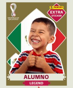 Un niño con una amplia sonrisa y los ojos cerrados levanta dos pulgares frente a un fondo con la bandera mexicana. La tarjeta tiene la etiqueta 