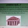 Texto sobre fondo verde que dice "¿SABÍAS QUE...? Los griegos se encuentra en Atenas, representa una ofrenda a Atenea, diosa de la guerra y la sabiduría. Este templo emblemático es parte del programa de reconstrucción.