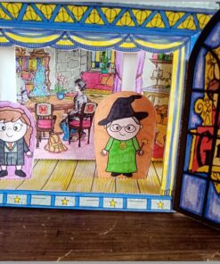 Un colorido diorama representa dos personajes dibujados de pie en el interior. Uno lleva un traje negro con gafas redondas y el otro un vestido verde con un sombrero de bruja. Al fondo se muestra una acogedora habitación con mesa y sillas que recuerda a Hogwarts. Una ventana tiene la palabra 