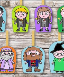 Ilustración de siete personajes de dibujos animados que se asemejan a estudiantes y profesores del Teatro Guiñol Hogwarts, cada uno representado en un títere de palo con un fondo de tabla de madera. Están vestidos con varios trajes coloridos y algunos sostienen varitas mientras uno usa un sombrero.