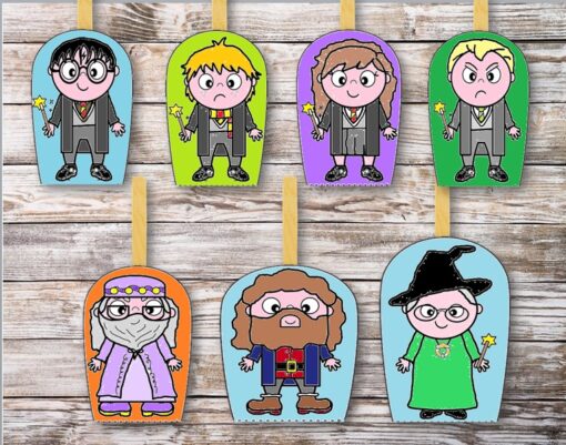 Ilustración de siete personajes de dibujos animados que se asemejan a estudiantes y profesores del Teatro Guiñol Hogwarts, cada uno representado en un títere de palo con un fondo de tabla de madera. Están vestidos con varios trajes coloridos y algunos sostienen varitas mientras uno usa un sombrero.