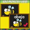 Juego Palabras 3 Sílabas 6 Dos pizarras de tiza con una abeja de dibujos animados; la pizarra superior muestra sólo la abeja, mientras que la inferior muestra la abeja con la palabra