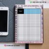Agenda docente primaria 2025-2026 letra 12 Cuaderno de espiral abierto a una tabla de tareas con nombres de alumnos y meses, colocado sobre un escritorio junto a un smartphone. El usuario de Instagram @damadistore y el número de WhatsApp son visibles.