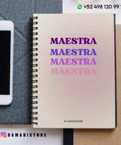 Un cuaderno de espiral con la palabra "MAESTRA" escrita cuatro veces en diferentes tonos de morado y rosa. El cuaderno está sobre un escritorio junto a un smartphone. En la imagen se ven los datos de contacto y la dirección de las redes sociales.