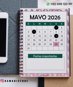 Una agenda en espiral abierta hasta mayo de 2026 con un calendario en el que aparece resaltado el 29 de mayo. A la izquierda hay un teléfono. Los datos de contacto de Instagram y WhatsApp de DAMADISTORE aparecen en la imagen.