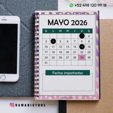 Una agenda en espiral abierta hasta mayo de 2026 con un calendario en el que aparece resaltado el 29 de mayo. A la izquierda hay un teléfono. Los datos de contacto de Instagram y WhatsApp de DAMADISTORE aparecen en la imagen.