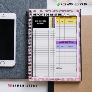 Un cuaderno de espiral abierto muestra un formulario español de "Reporte de Asistencia" para estudiantes, junto a un smartphone, sobre un escritorio. El formulario tiene secciones para nombres, fechas, ausencias justificadas, salidas anticipadas y notas.