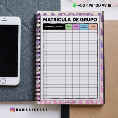 Un cuaderno de espiral abierto en una página titulada "Matrícula de Grupo" con columnas para los datos de los alumnos en español. Al lado hay un smartphone. El contacto de WhatsApp y la cuenta de Instagram aparecen en la parte superior e inferior de la imagen.