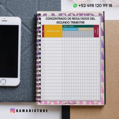Un cuaderno encuadernado en espiral abierto en una página titulada "CONCENTRADO DE RESULTADOS DEL SEGUNDO TRIMESTRE" con columnas para el nombre del alumno, los objetivos y las calificaciones. Junto al cuaderno hay un smartphone.