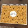 Un colorido cuaderno de asistencia encuadernado en espiral para 2024-2025 con una cubierta amarilla vibrante que presenta ilustraciones estilo garabato de artículos relacionados con la escuela, como libros, lápices y casas.