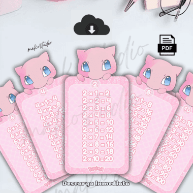Cinco tarjetas rosas con un dibujo animado de Mew en la parte superior, cada tarjeta muestra las tablas de multiplicar del 2 al 6. Los iconos de descarga en PDF y en la nube están encima de las tarjetas, con el texto en español debajo.