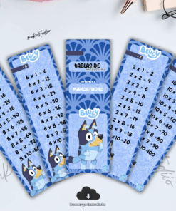 Cinco marcapáginas azules con las tablas de multiplicar del 1 al 5 y Bluey, el perro de dibujos animados, en la parte inferior. En el centro hay un icono de descarga y los marcapáginas tienen un diseño divertido con dibujos y huellas de patas.