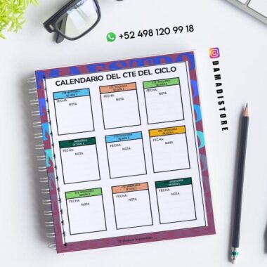 Un cuaderno de espiral abierto a una página de planificación impresa "Calendario del CTE del Ciclo" con secciones de color para fechas y notas, colocado sobre un escritorio blanco con un bolígrafo, gafas y una pequeña planta cerca. Los datos de contacto y la dirección de las redes sociales están visibles.